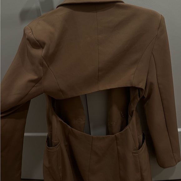 Elegant Tan Double-Breasted Blazer - Picture 3 of 4